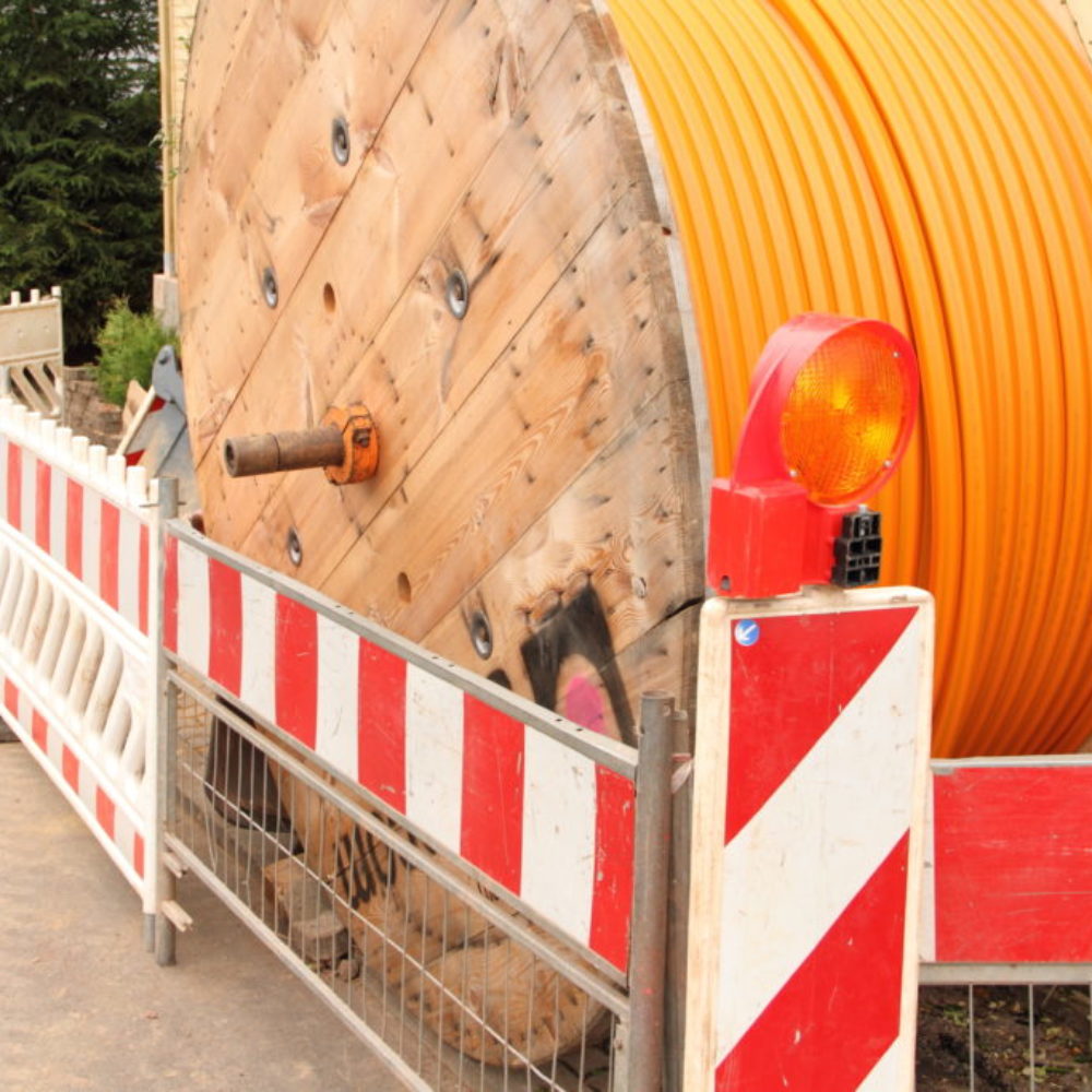 neues Glasfaserkabel wird in der Strasse verlegt